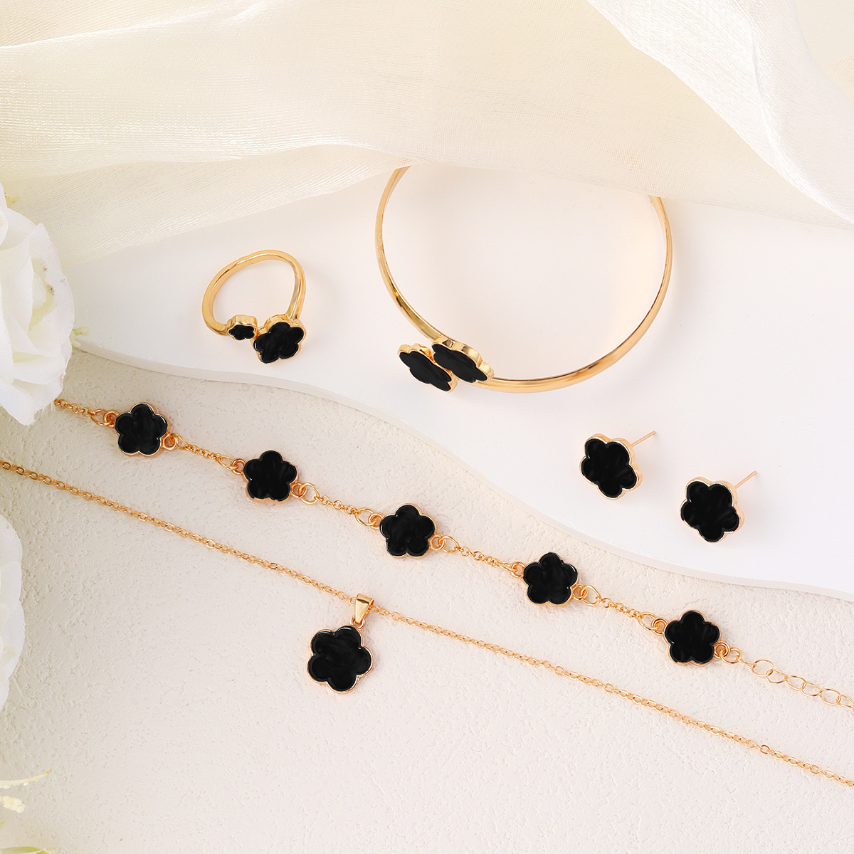 Fortunate Flower Ladies's Jewellery Set: Gold-Plated Acrylic Bracelet, 5-Leaf Grass Necklace, Ring, and Alloy Earrings